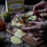 Keptas Camembert sūris su kriaušių-garstyčių pagardu