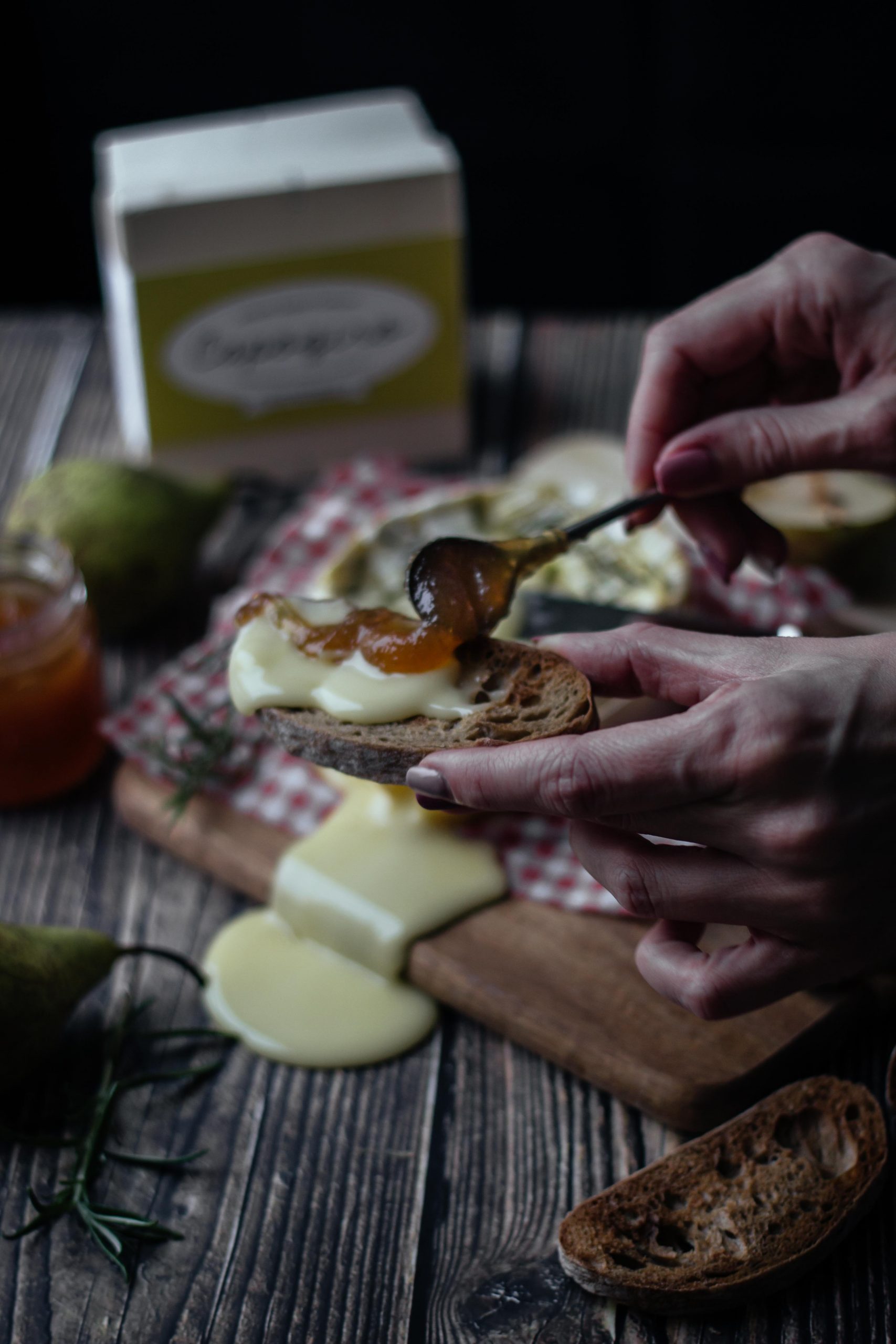 Keptas Camembert sūris su kriaušių-garstyčių pagardu