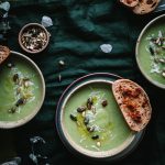 Brokolių ir porų sriuba su pikantiškais skrebučiais