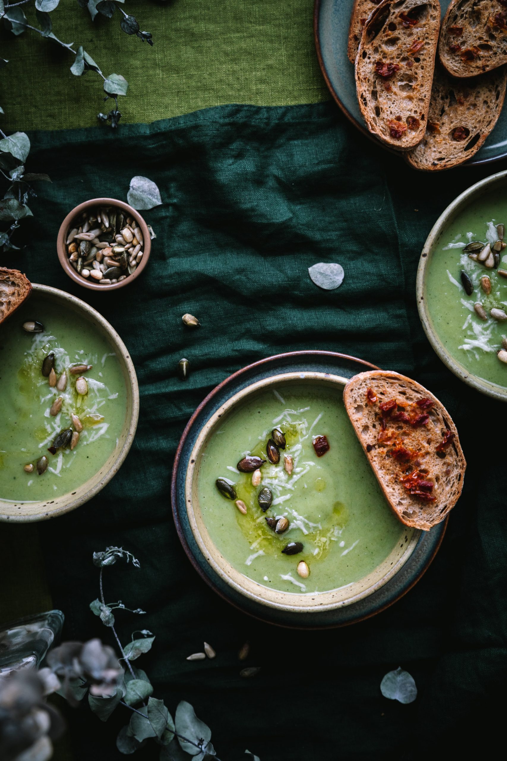 Brokolių ir porų sriuba su pikantiškais skrebučiais