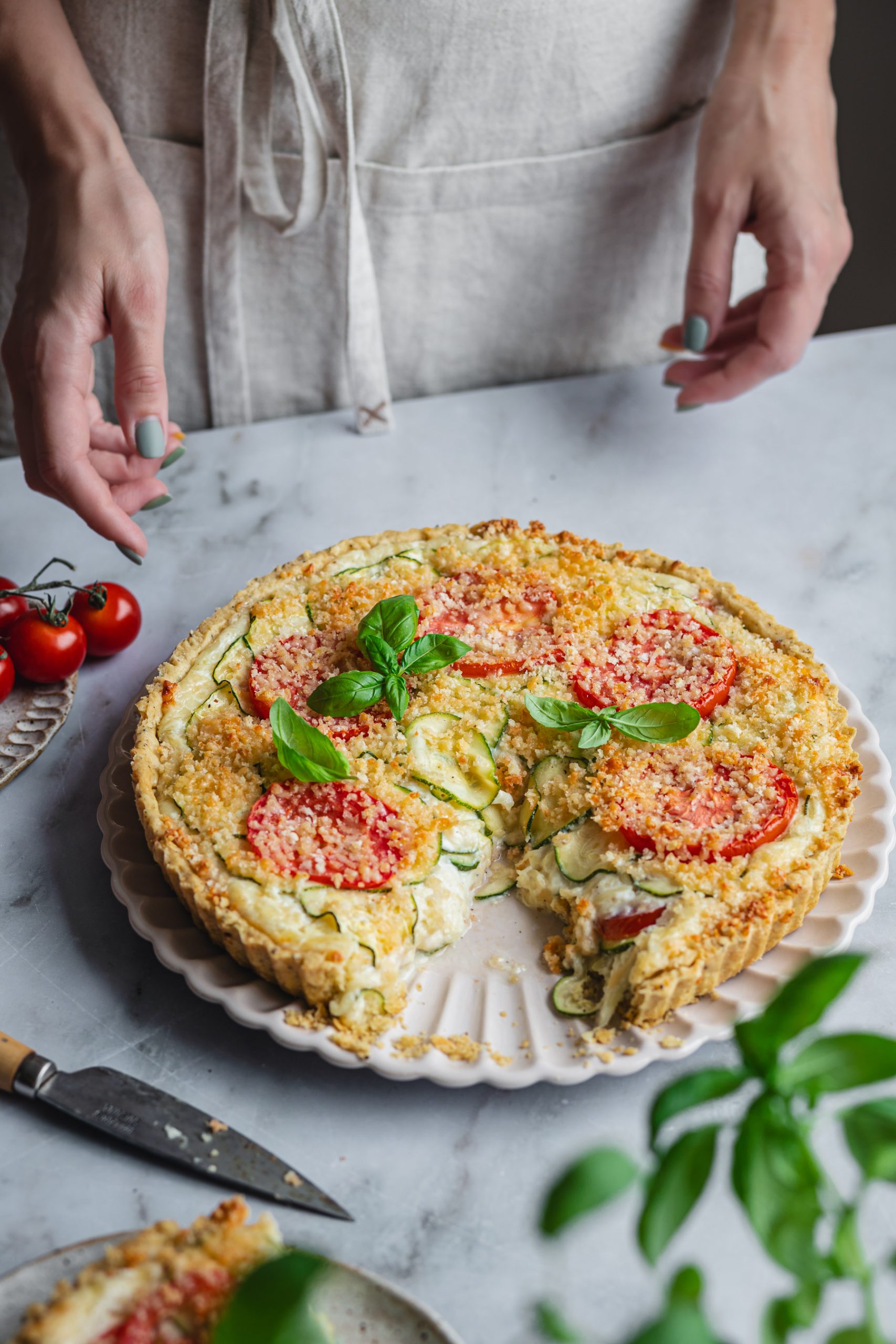 Pyragas su pomidorais, cukinija ir sūrio-džiūvėsėlių trupiniais